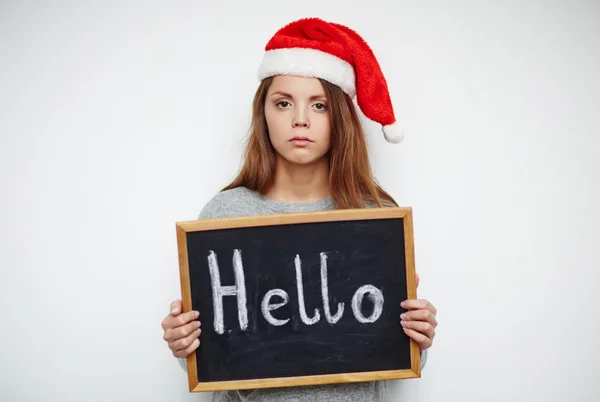 女孩抱着黑板的圣诞老人帽 — 图库照片