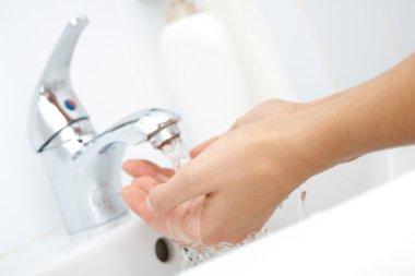 İnsan elinin altında su akışı