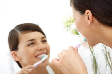 Kız dişlerini fırçalıyor.