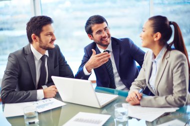 iş adamları tartışıyor