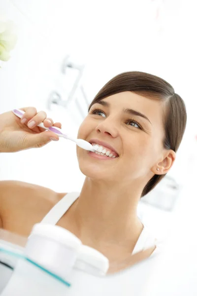 Mujer cepillarse los dientes —  Fotos de Stock