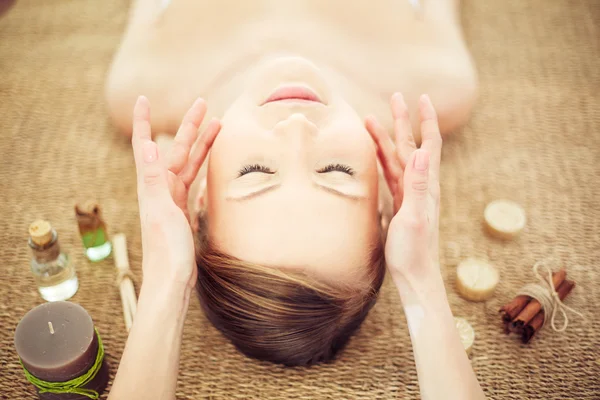 Mujer teniendo un masaje para su piel —  Fotos de Stock