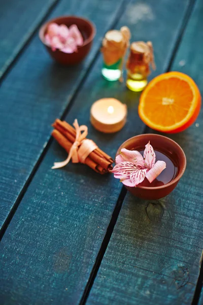 Fragancias para spa en mesa de madera —  Fotos de Stock