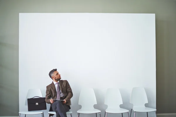 Homme d'affaires avec pavé tactile au bureau — Photo