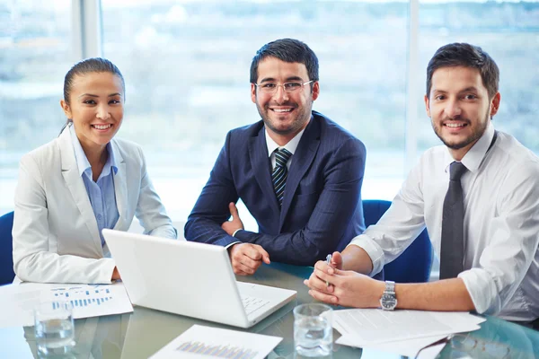 Equipe de negócios positiva — Fotografia de Stock