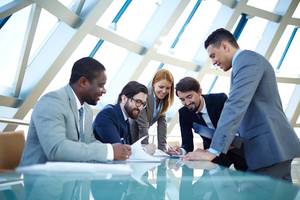 Geschäftsleute arbeiten im Team — Stockfoto