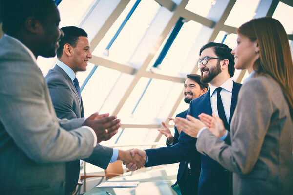 Деловые партнеры приветствуют друг друга