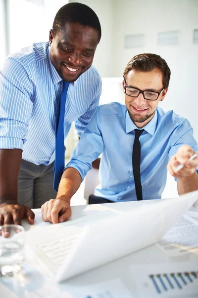 Empresários trabalhando em equipe — Fotografia de Stock