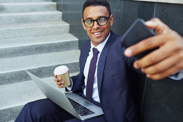 Hombre de negocios haciendo su selfie — Foto de Stock