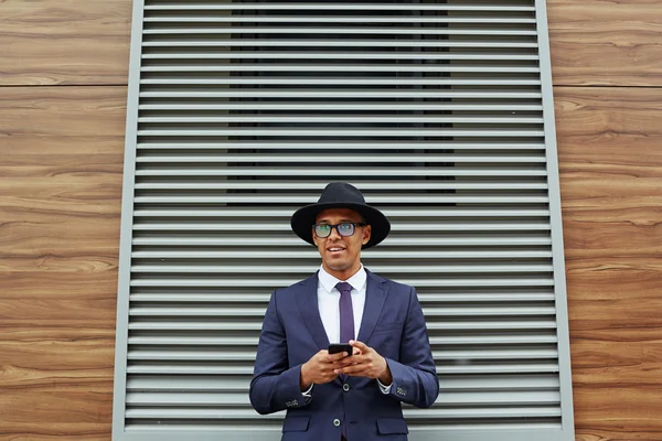 Elegant affärsman med mobiltelefon — Stockfoto
