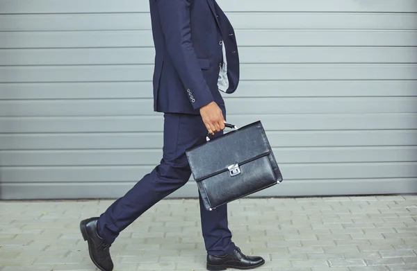 Piernas de hombre de negocios con maletín — Foto de Stock
