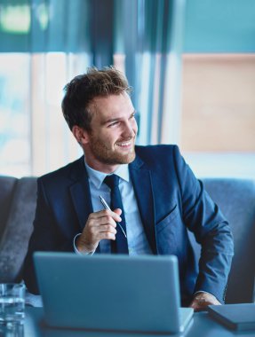 Yakışıklı başarılı çalışan