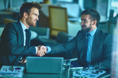 Kendine güvenen çalışanlar el sıkışma