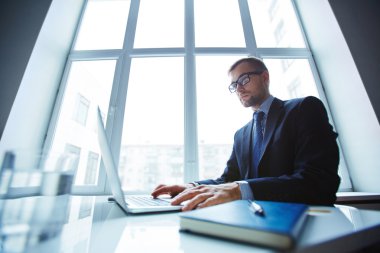 Ofiste çalışan iş adamı