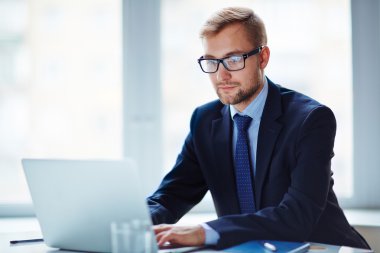 İşadamı verilerle çalışma