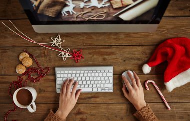 Noel PC kullanan kadın