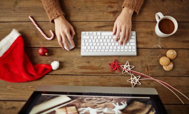 bilgisayarda çalışan eller