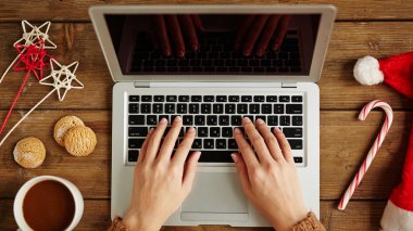 Dizüstü bilgisayarda yazarak insan eli