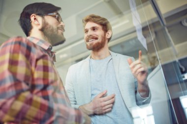 İş yerinde mutlu adamlar