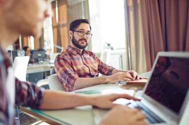 Genç Ofis çalışanları