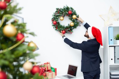 işadamı Noel için hazırlanıyor