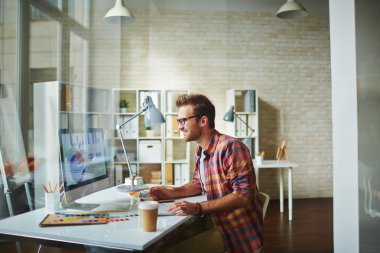 Ofisinde erkek Tasarımcısı