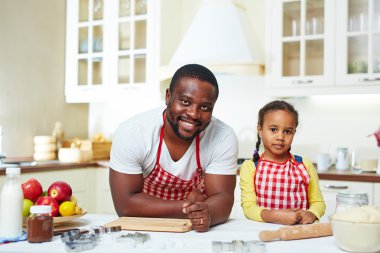 adam ve kızı önlük içinde