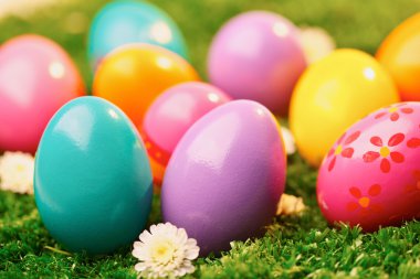 Çimlerin üzerinde paskalya yumurtası