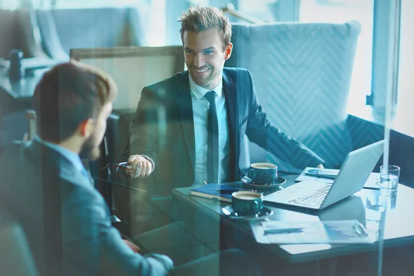 Empresarios comunicándose en cafetería — Foto de Stock