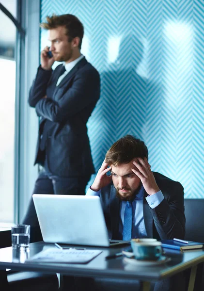 Uomo d'affari preoccupato con computer portatile — Foto Stock