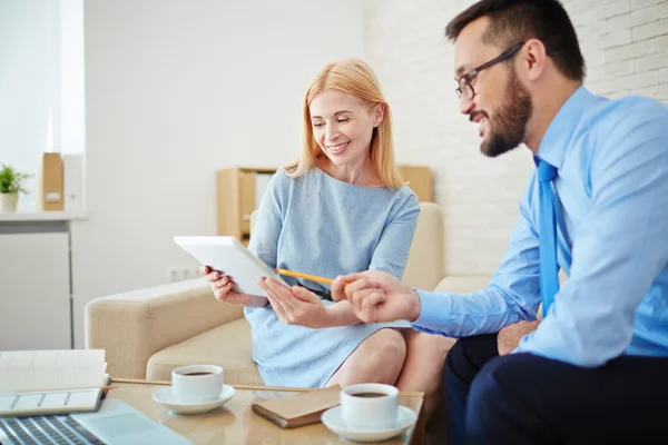 Empresários a trabalhar com touchpad — Fotografia de Stock