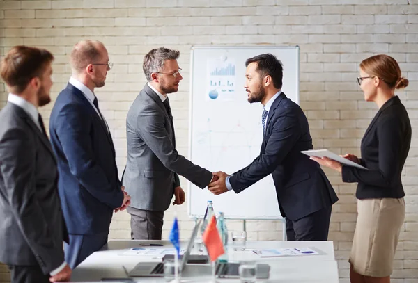 Geschäftspartner bestätigen einen Deal — Stockfoto