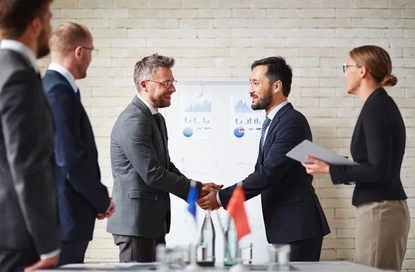 Greeting business partners — Stock Photo, Image