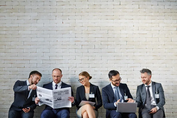 Geschäftsleute stehen Schlange — Stockfoto