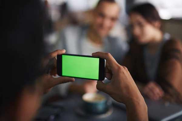 Photographing friends with smartphone — Stock Photo, Image