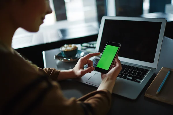 Studente in caffè utilizzando smartphone — Foto Stock