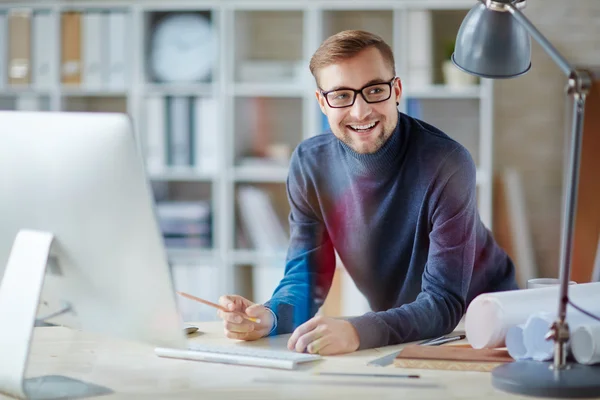 Jovem engenheiro no local de trabalho — Fotografia de Stock