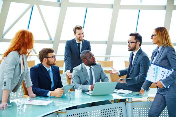 Young employees discussing — Stock Photo, Image