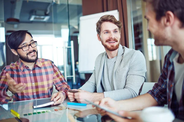 Diskussionsmoment im Amt — Stockfoto