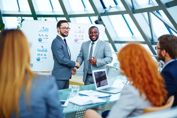 Asian and African businessmen handshaking — Stock Photo, Image