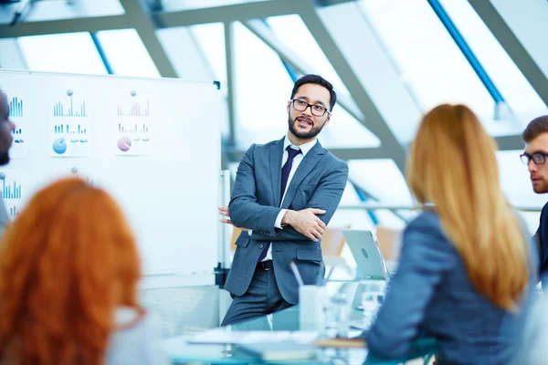 Confiado profesor asiático — Foto de Stock