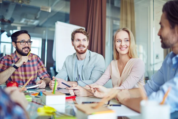 Equipe de negócios falando sobre trabalho — Fotografia de Stock