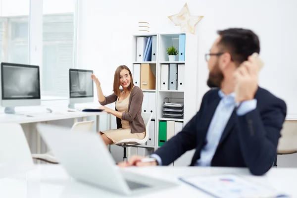 Businesswoman looking at her boss at workplace — Stock Photo, Image