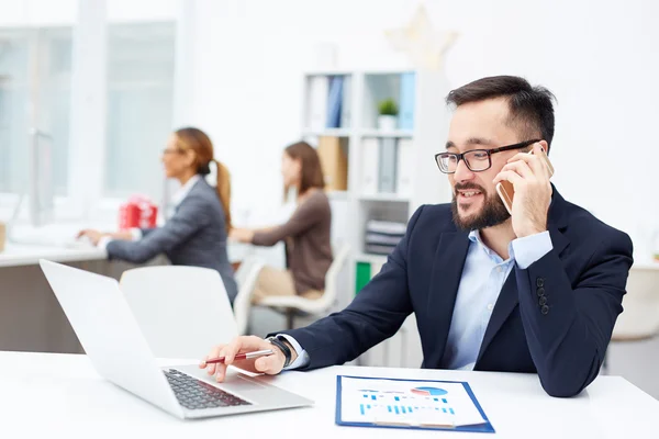 Ung chef talar i telefon — Stockfoto