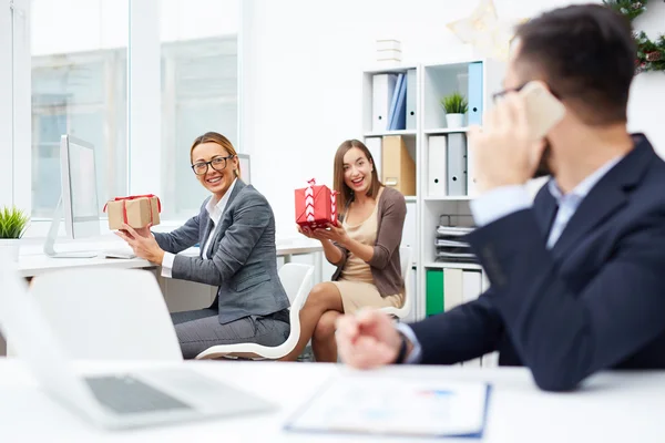 Geschäftsfrauen zeigen Weihnachtsgeschenke — Stockfoto