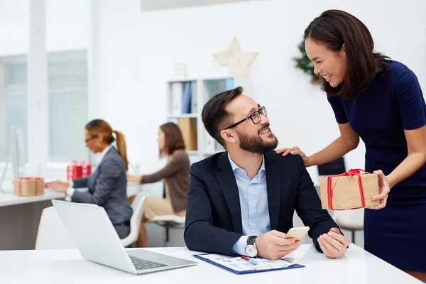 Businesswoman giving  present to colleague — Stock Photo, Image