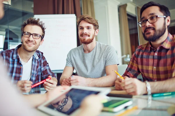 Zakenlieden in vrijetijdskleding — Stockfoto