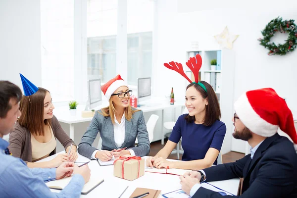 Mensen uit het bedrijfsleven werken op eerste kerstdag — Stockfoto
