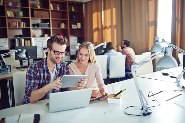 Empleados Trabajar en red juntos — Foto de Stock