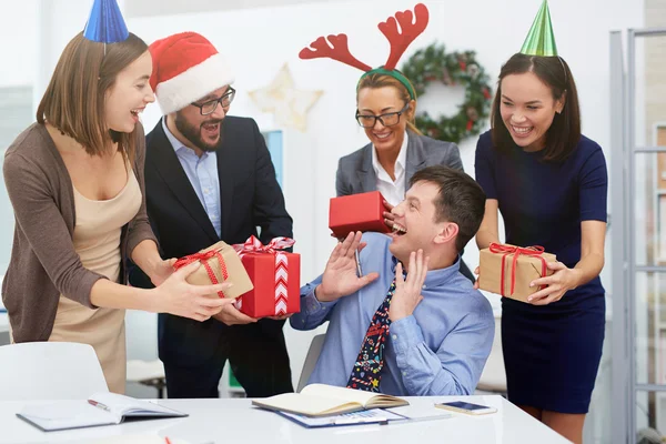 People making Christmas surprise to manager — Stock Photo, Image